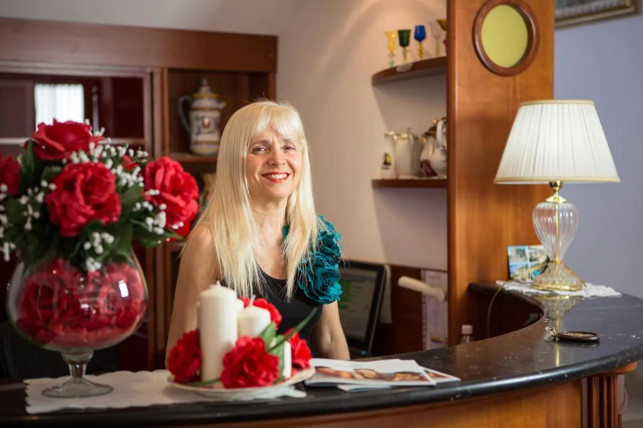 Hotel La Pace 벨레지아아지마리나