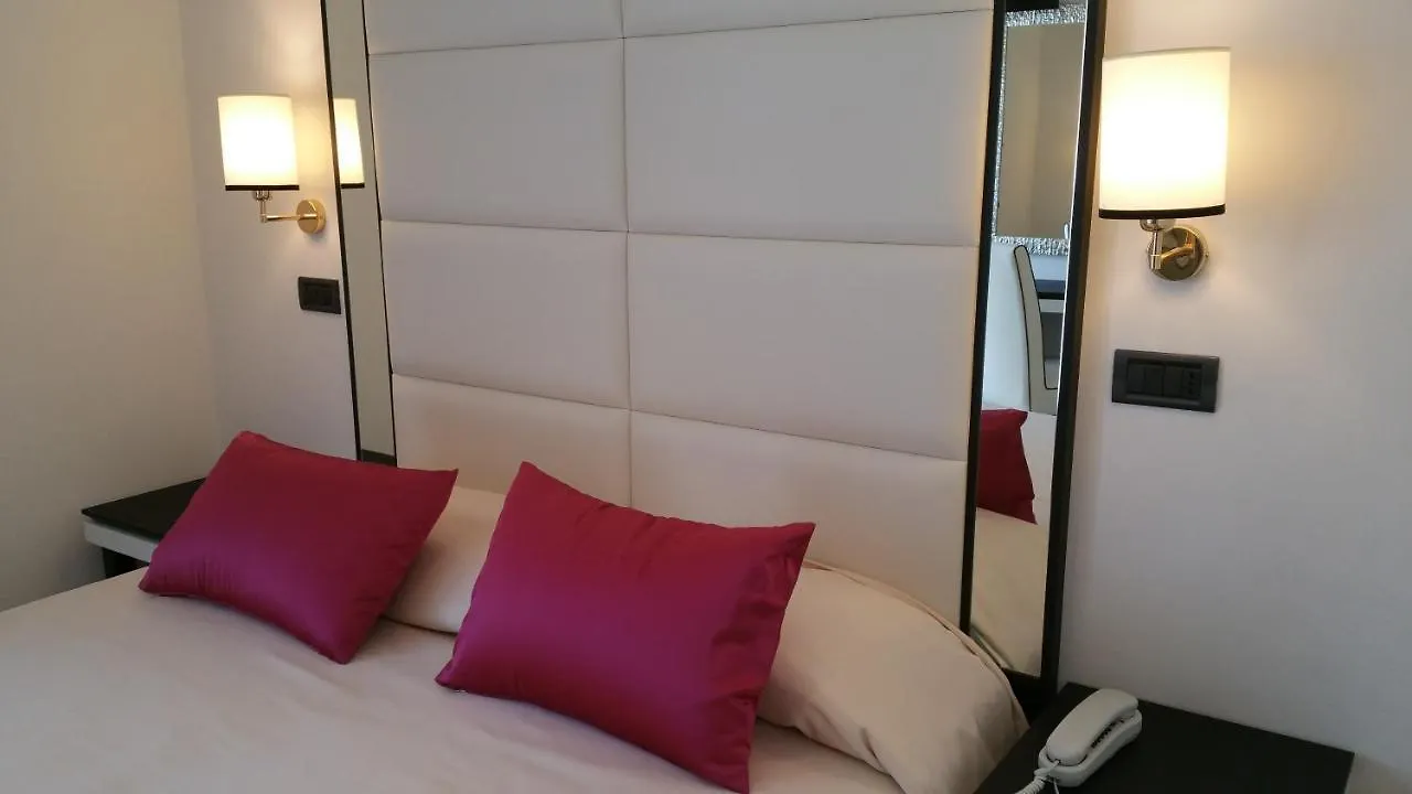 Hotel La Pace 벨레지아아지마리나