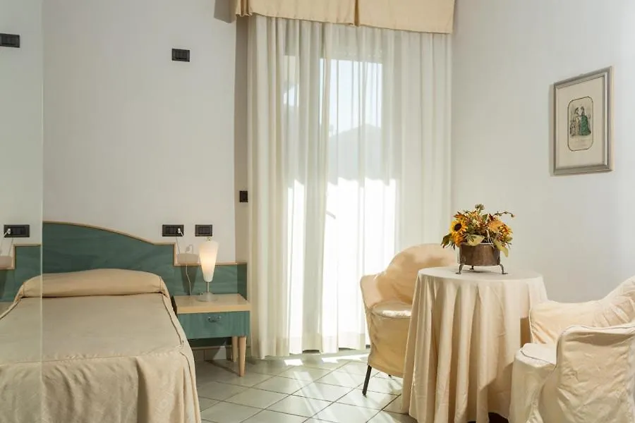 Hotel La Pace 벨레지아아지마리나